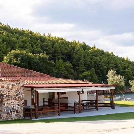 Komitsa Luxury Apartments Nea Roda Exterior photo