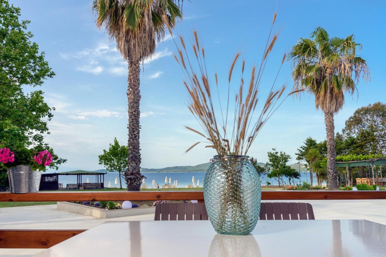 Komitsa Luxury Apartments Nea Roda Exterior photo