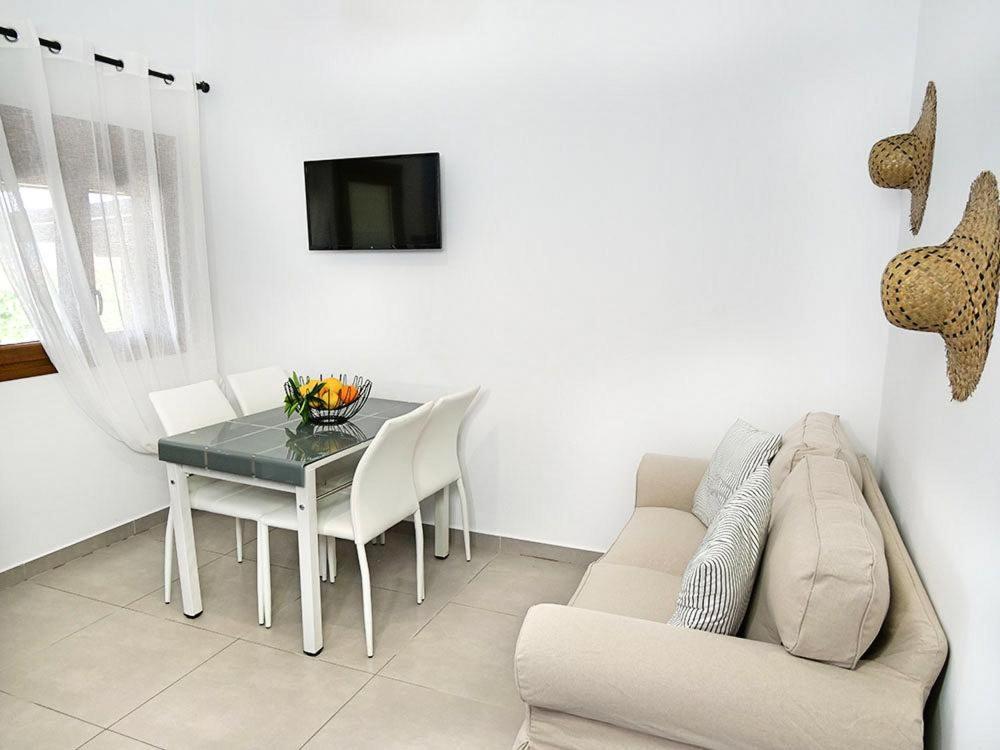 Komitsa Luxury Apartments Nea Roda Room photo