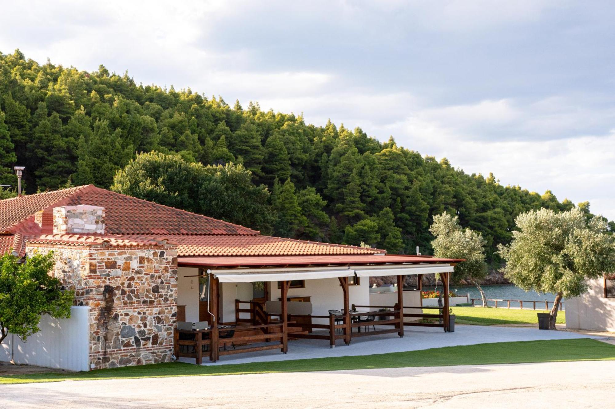 Komitsa Luxury Apartments Nea Roda Exterior photo